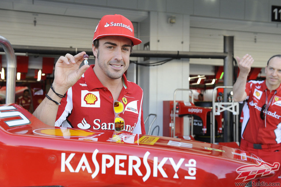 Fernando Alonso y Tomita en el GP de Japón 2012