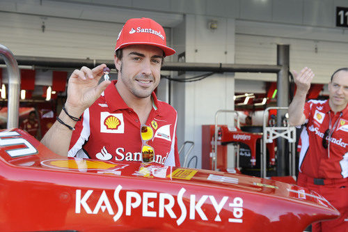 Fernando Alonso y Tomita en el GP de Japón 2012