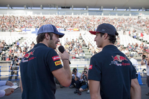 Vergne y Ricciardo ante la afición de Suzuka