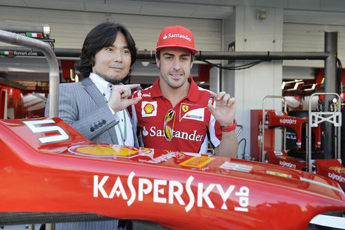 Hideo Baba, Fernando Alonso y Tomita en Japón 2012
