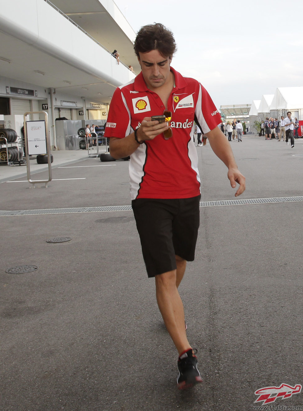 Fernando Alonso mira el móvil en el 'paddock' de Suzuka