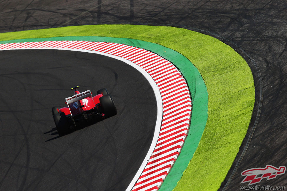 Felipe Massa toma abierto una de las curvas de Suzuka