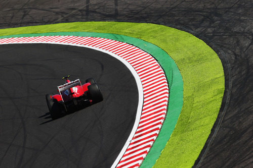 Felipe Massa toma abierto una de las curvas de Suzuka
