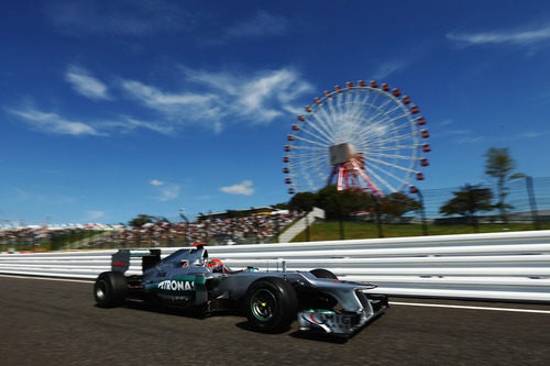 Michael Schumacher con la noria de Suzuka de fondo