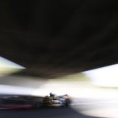 Romain Grosjean pasa por el puente