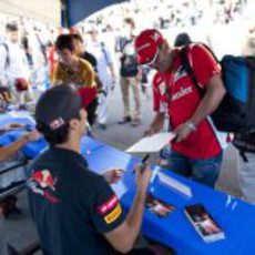 Daniel Ricciardo firma autógrafos