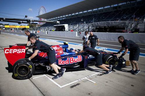 Trabajo en boxes para Toro Rosso