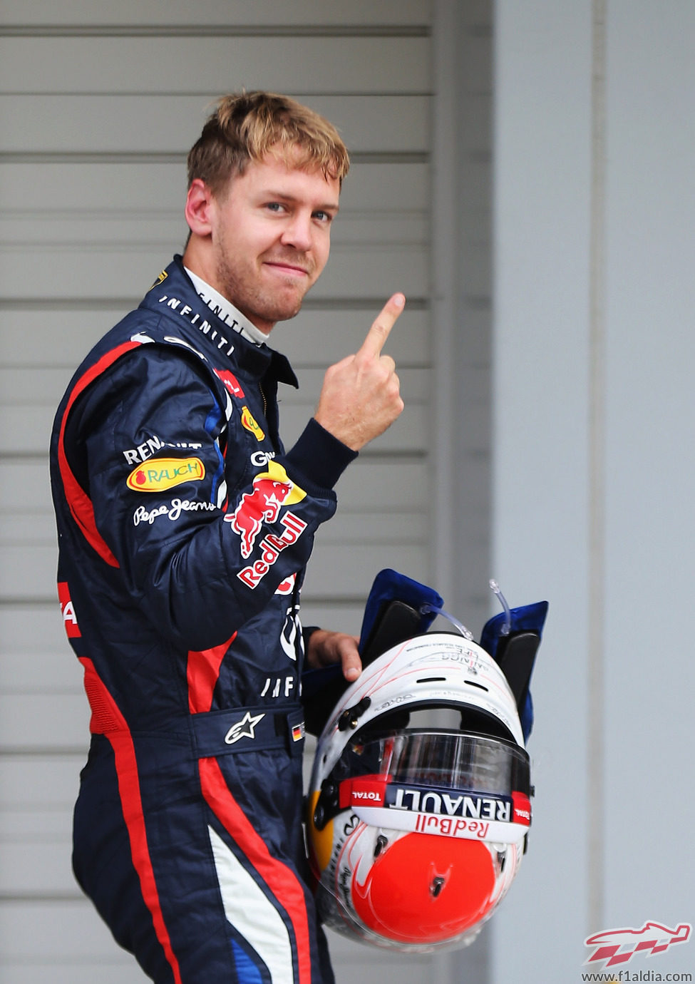 Vettel levanta su dedo tras la clasificación del GP de Japón 2012