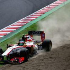 Narain Karthikeyan pisa la tierra durante la clasificación del GP de Japón 2012