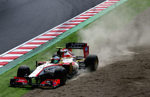 Narain Karthikeyan pisa la tierra durante la clasificación del GP de Japón 2012