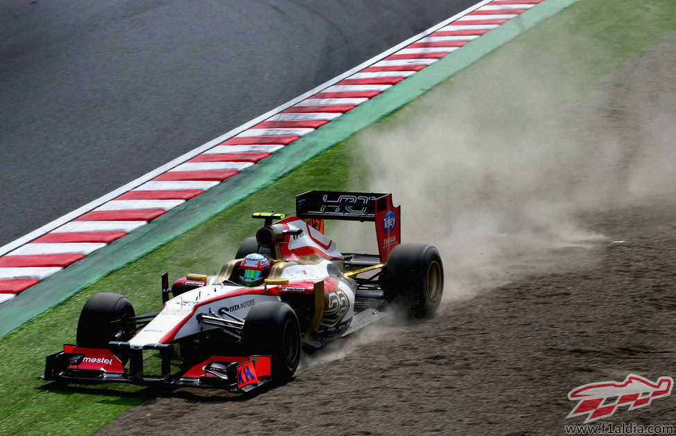 Narain Karthikeyan pisa la tierra durante la clasificación del GP de Japón 2012