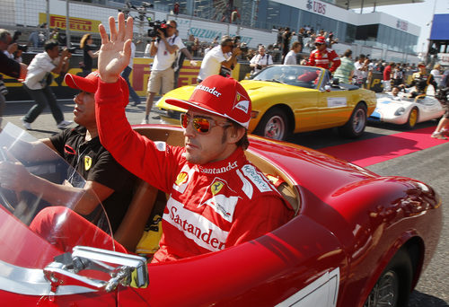 Fernando Alonso saludando al público japonés antes de la carrera