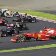 Fernando Alonso pincha un neumático en la primera curva de Suzuka