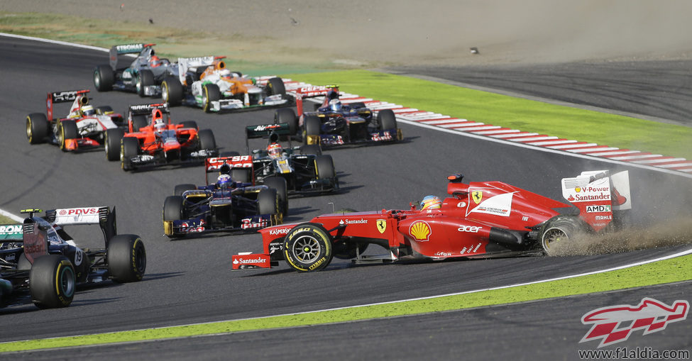 Fernando Alonso pincha un neumático en la primera curva de Suzuka