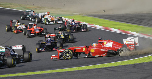 Fernando Alonso pincha un neumático en la primera curva de Suzuka