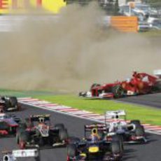 Fernando Alonso fuera de la pista en la primera curva de Japón 2012