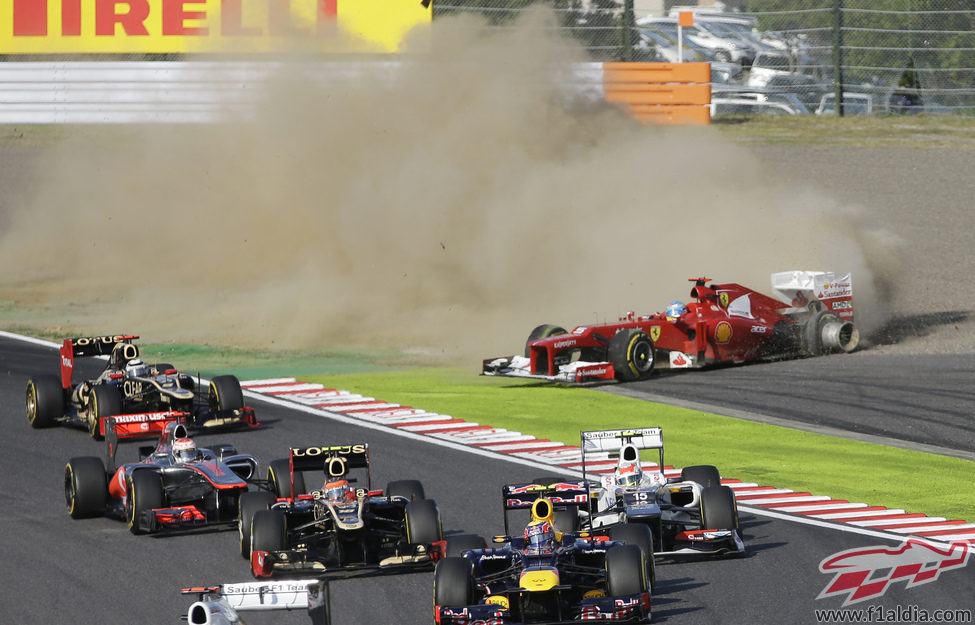 Fernando Alonso fuera de la pista en la primera curva de Japón 2012
