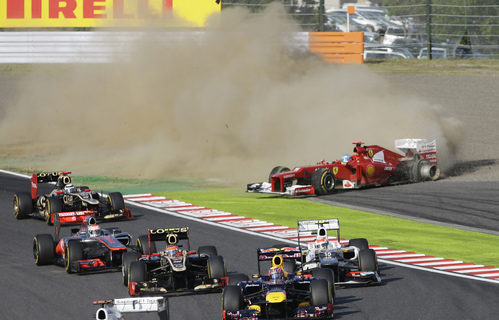 Fernando Alonso fuera de la pista en la primera curva de Japón 2012