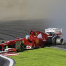 El Ferrari de Fernando Alonso con el neumático trasero derecho desllantado