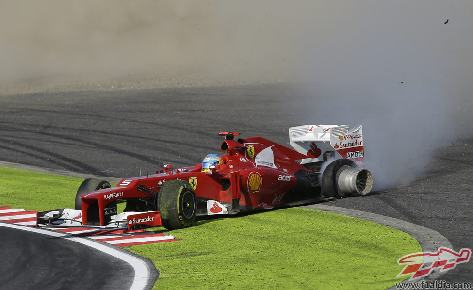 El Ferrari de Fernando Alonso con el neumático trasero derecho desllantado