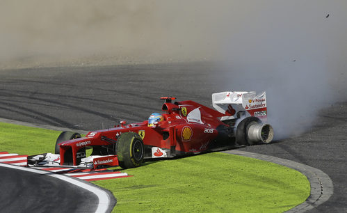 El Ferrari de Fernando Alonso con el neumático trasero derecho desllantado