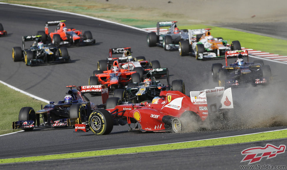 Alonso y su Ferrari trompean en la primera curva de Suzuka