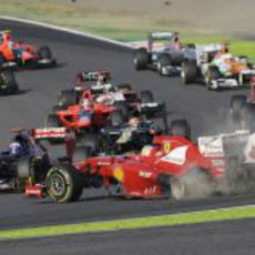 Alonso y su Ferrari trompean en la primera curva de Suzuka