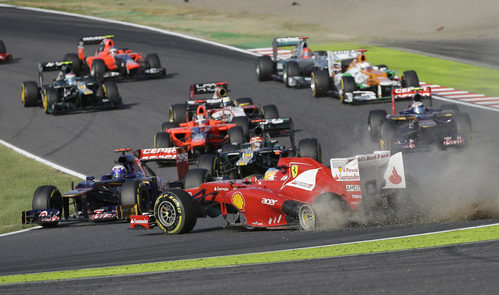 Alonso y su Ferrari trompean en la primera curva de Suzuka