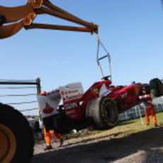 La grúa se lleva del F2012 de Fernando Alonso en Japón