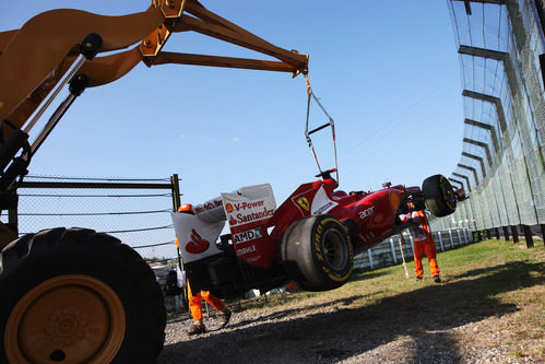 La grúa se lleva del F2012 de Fernando Alonso en Japón