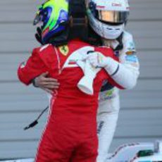 Massa y Kobayashi se abrazan en el GP de Japón 2012