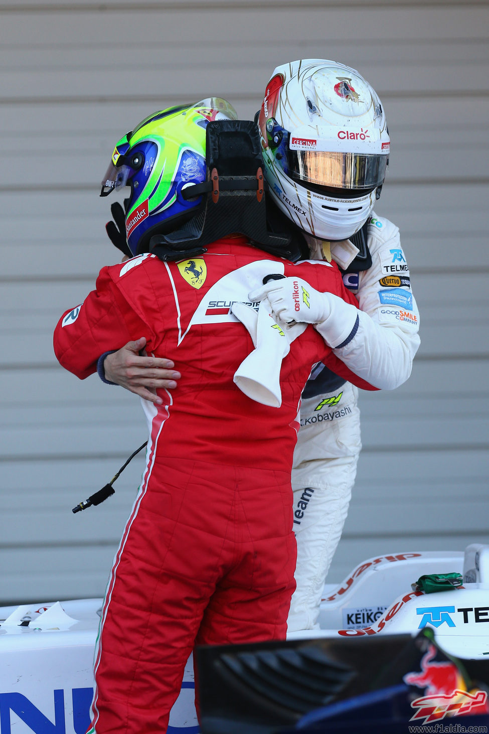 Massa y Kobayashi se abrazan en el GP de Japón 2012