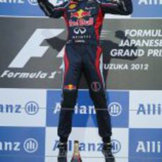 Vettel salta en el podio de Japón 2012