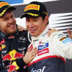 Vettel felicita a Kobayashi en el podio del GP de Japón 2012