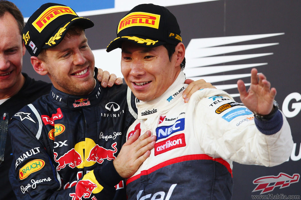 Vettel felicita a Kobayashi en el podio del GP de Japón 2012