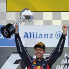 Sebastian Vettel levanta su trofeo de ganador en el GP de Japón 2012