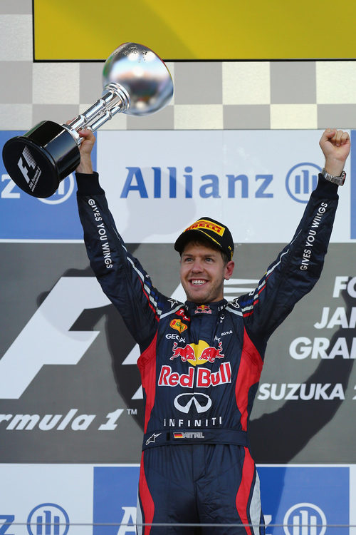 Sebastian Vettel levanta su trofeo de ganador en el GP de Japón 2012