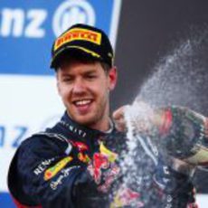 Sebastian Vettel descorcha el champán en el podio de Japón