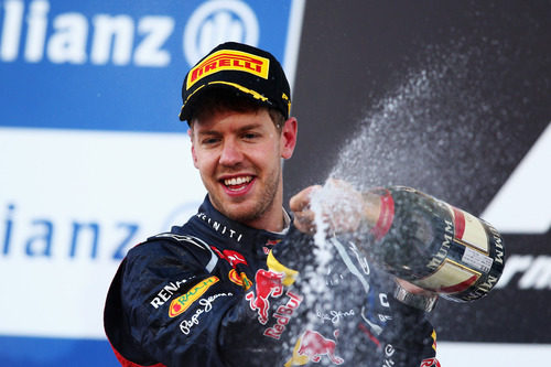 Sebastian Vettel descorcha el champán en el podio de Japón