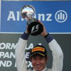 Kamui Kobayashi levanta su trofeo de tercero en el GP de Japón 2012