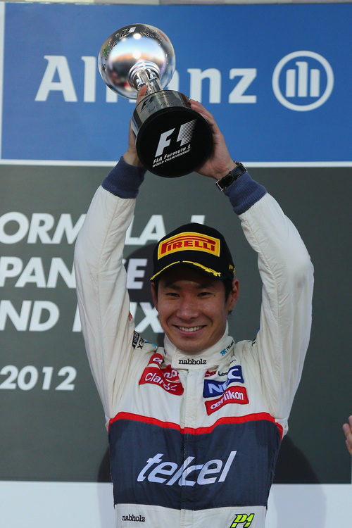 Kamui Kobayashi levanta su trofeo de tercero en el GP de Japón 2012