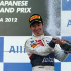 Kobayashi descorcha el champán en el podio de Japón