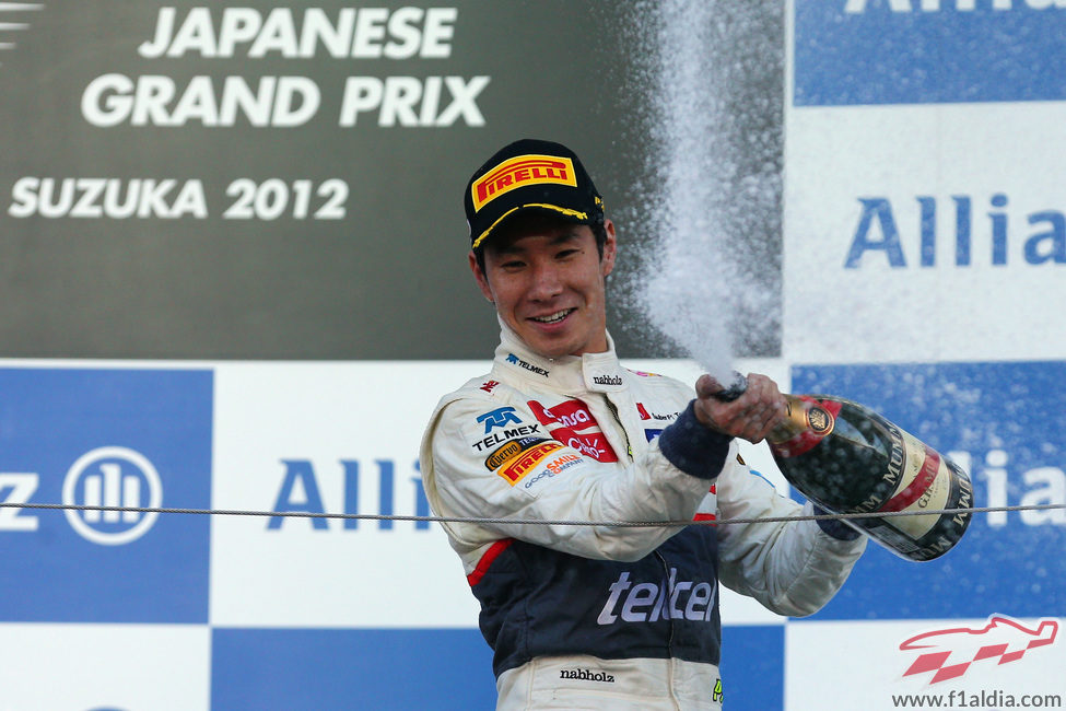 Kobayashi descorcha el champán en el podio de Japón