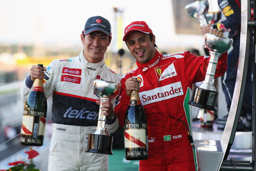 Kobayashi y Massa muestran orgullosos sus trofeos del GP de Japón 2012