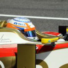 Plano de Narain Karthikeyan a los mandos del F112