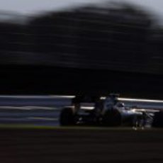 Vitaly Petrov avanza en el circuito de Suzuka