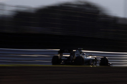 Vitaly Petrov avanza en el circuito de Suzuka