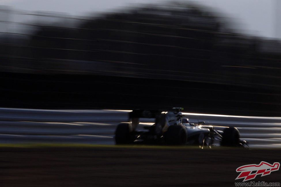 Vitaly Petrov avanza en el circuito de Suzuka