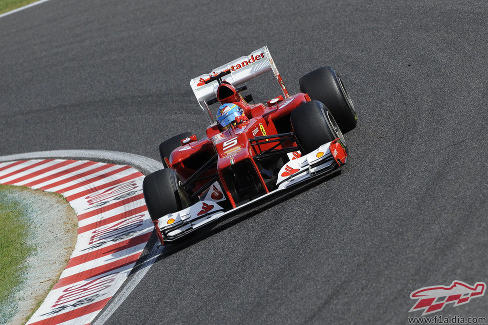 Fernando Alonso toma una curva de Suzuka