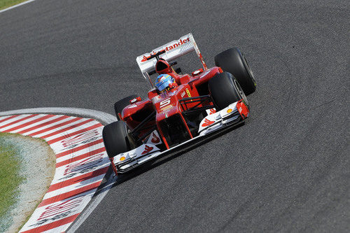 Fernando Alonso toma una curva de Suzuka